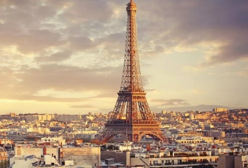 От 2010 г насам Айфеловата кула в Париж ръждясва прогресивно